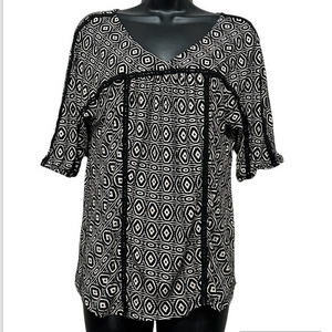 Lucky Brand Women Black Short Sleeve Top size medium tribal pattern black (744)‎
